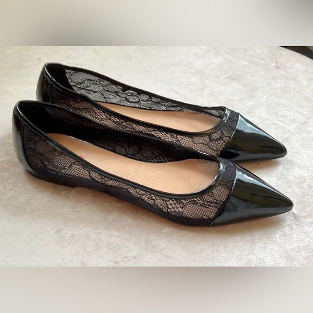 EUC Just Fab Sz 8 Classic Black Patent Lace Accent Flats